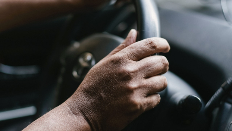 Drgania kierownicy podczas jazdy – przyczyny