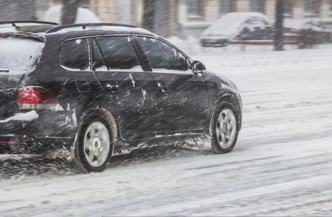 Auto jadące na ośnieżonej nawierzchni