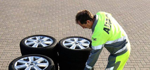 Nad przeprowadzanymi testami czuwają specjaliści. 