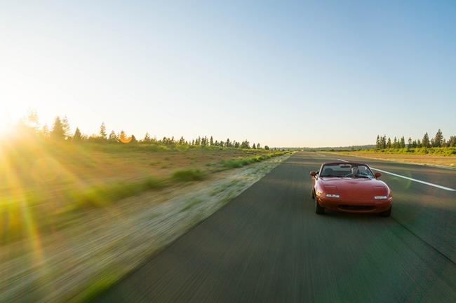 mazda miata na drodze