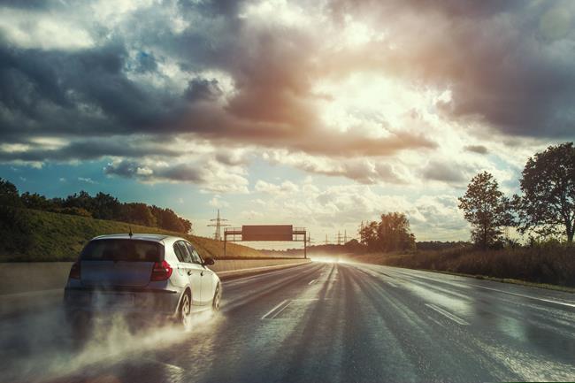 Auto jadąc po mokrej ulicy