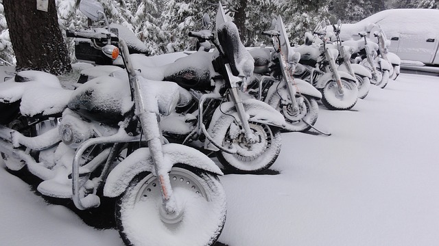 motocykle pokryte śniegiem