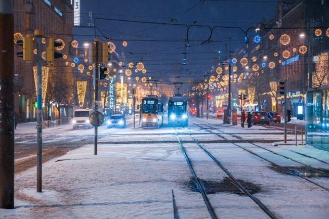 zaśnieżona ulica i tory tramwajowe