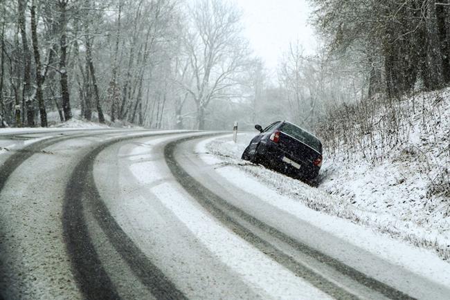 auto stojące w rowie na leśnej drodze