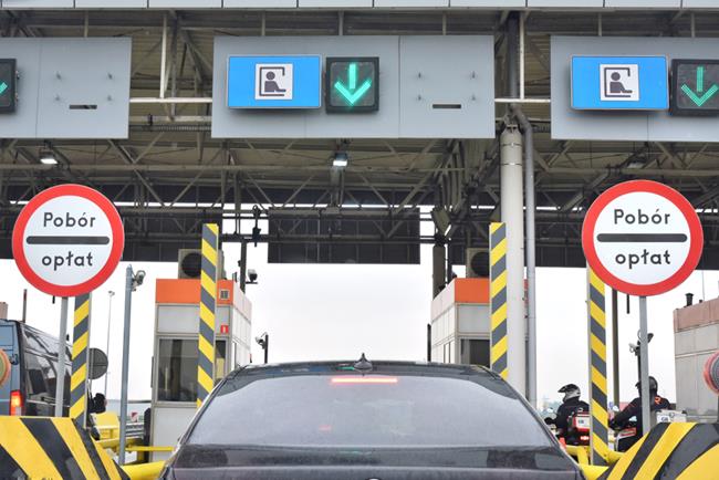 widok na bramkę na polskiej autostradzie