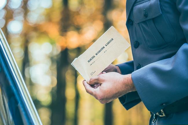 policjant z bloczkiem do wypisywania mandatów