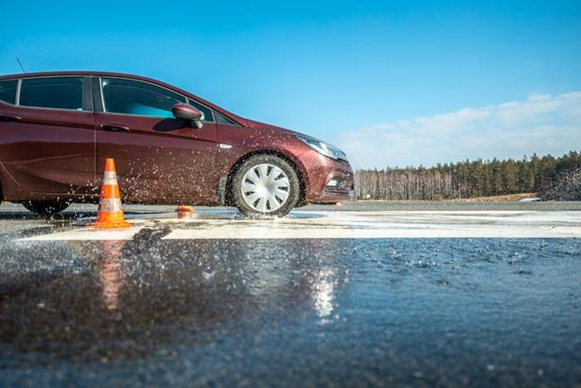 auto na torze testowym