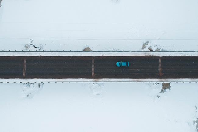 auto poruszające się po oblodzonej drodze