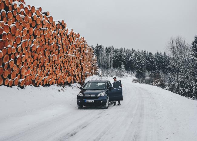 samochód w warunkach zimowych