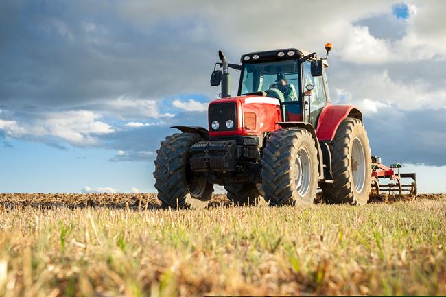 Traktor pracujący w polu