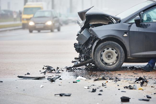 rozbite auto na drodze